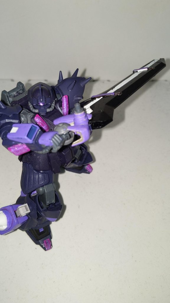 ソードモード性能面でスローネツヴァイのバスターソードと特に変わり無し。斬撃のほか、その質量による打撃も可能。