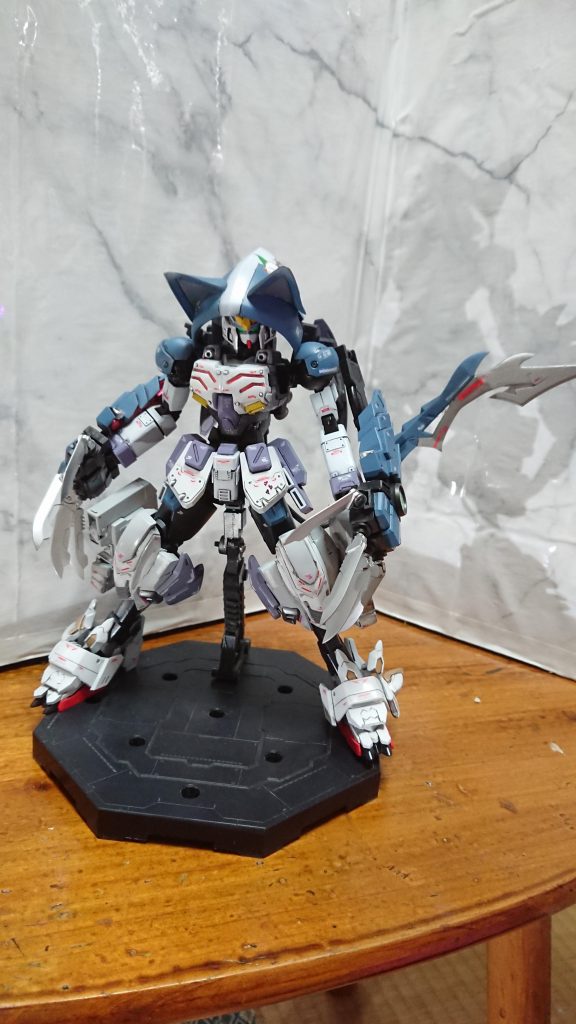 全体図、狼をモチーフにした接近戦ヘビーアームズ