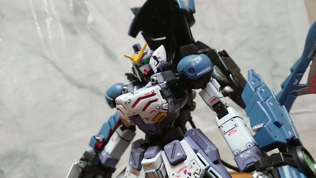 顔はフードシリーズから制作、瞳おおきく小顔フェイスでヘルメットちょい大きめ