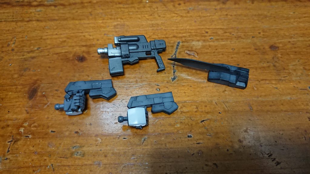 ハンドガン、アーミーナイフちょい寂しいのでライフル追加