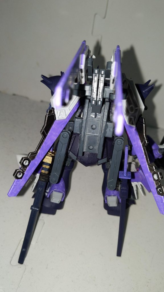 後ろ側。砲撃装備のベース部分のジョイントにソードビットウェポン付けただけ。通常のソードビットとの変更点はこれ自体にグリップがあり、手持ち武器として使える事。（グリップの太さが合わなくてヤスリで削り細かく調節）