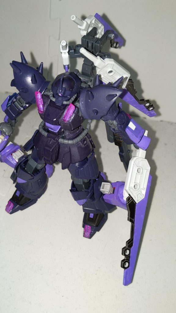 武装名はフルセイバーフォームだけど、GNバスターソードライフルも合わせたら刀剣は7本なので実質セブンソード。リィラトランザム発動後などにソードビットウェポンを展開して自機の周りに滞空させて手数で圧倒する多刀流スタイルがこの武装の基本戦法。