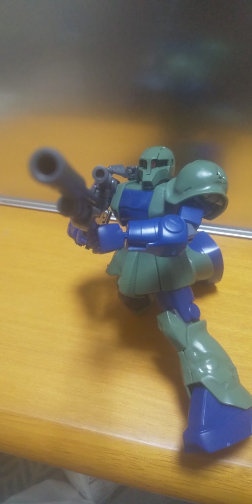 スナイパーライフルによる狙撃ポーズ！もし旧ザクが新キットで復活するのであれば毒ガス搭載のロケットランチャー付いていたらいいのになあ〜。