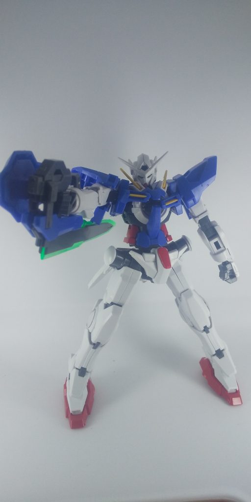 射撃ポーズです。刹那らしくGNソードを振り翳すのもいいですが、素立ちのポーズもやっぱりいいですねえ〜。