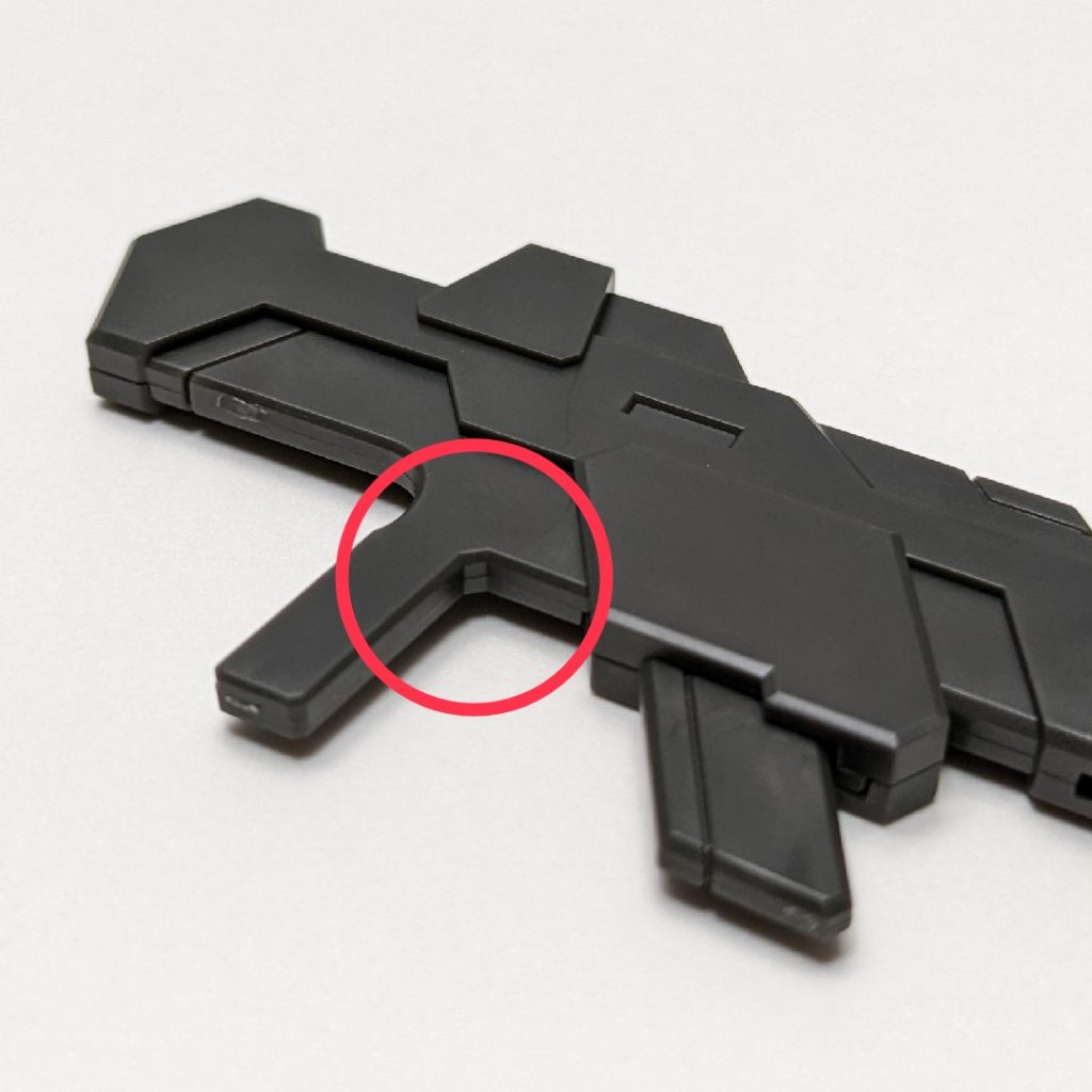 そんなディランザの唯一の欠点がこのビームライフル。トリガーガードが省略されるのはハンドパーツの関係上仕方ないとしても、トリガーのディテールすら省略されてるのはもはや手抜きとしか…。閑話休題コンパチでラウダ専用機に