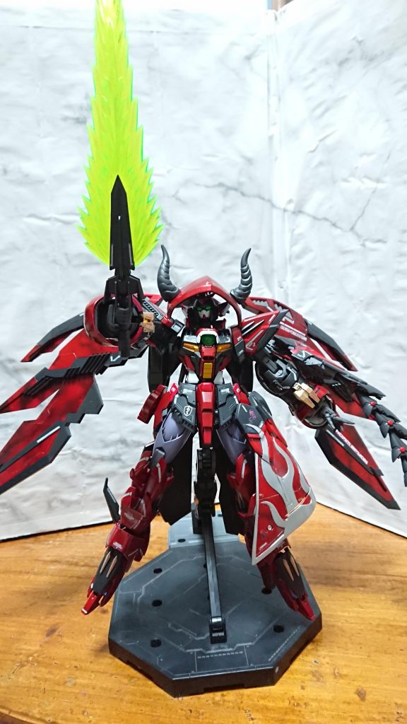 今回、はね、フード、腰アーマー、サザビーの腕一部を大理石キャンディ本体は大体、マルーン、レッド、     ミッドナイトブルーで塗装しました。赤い機体は本当かっこいい