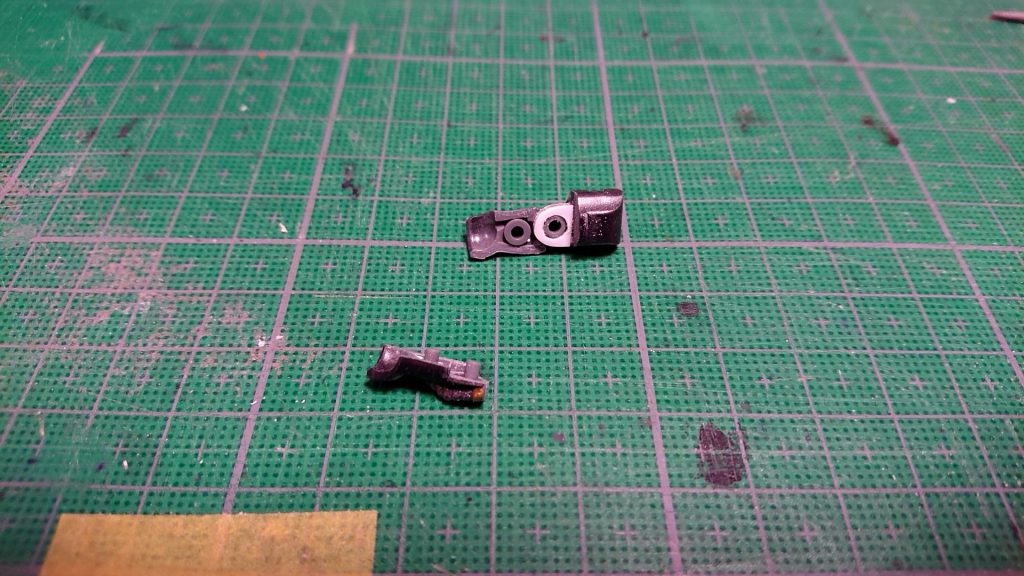 手首の回転軸が割れてしまい・・・部品発注の待ちが我慢できず自己修理😱いろいろやってるウチに腕の装甲も割れ⤵️仕上げのスムースクリア噴いている時に足を落としてキズだらけにしてやり直し・・・完成まで結構大変でした😵その分、思い入れ強くなりましたけどね🎵