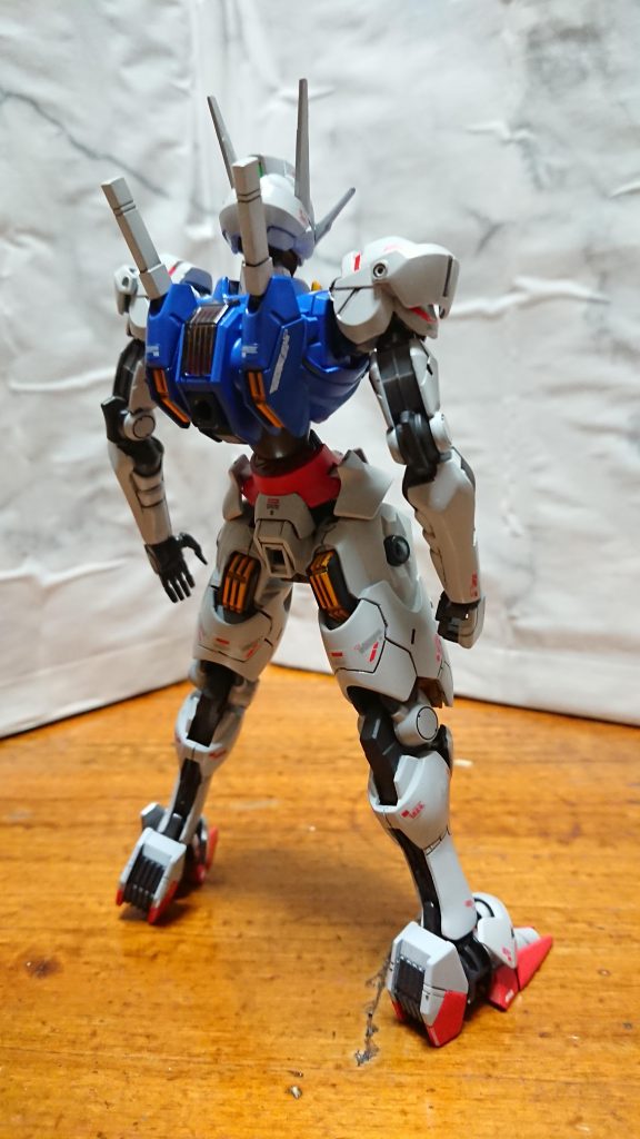 全体図ですパイロットが女性ということで、エアリアルも女性的なシルエットを意識して制作しました普段から女性型(フード機体)の作成をしているのでおもいっきり女性体型にしました。