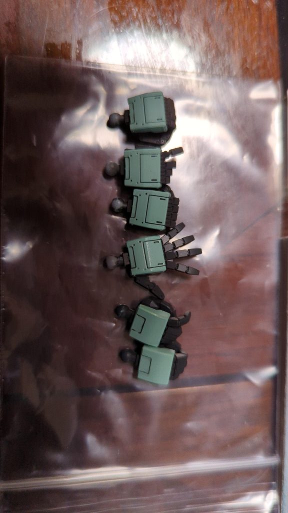 今回はビルダーズパーツのmsハンド大きいサイズを使っています。 ジェガンは握り手 平手がないので