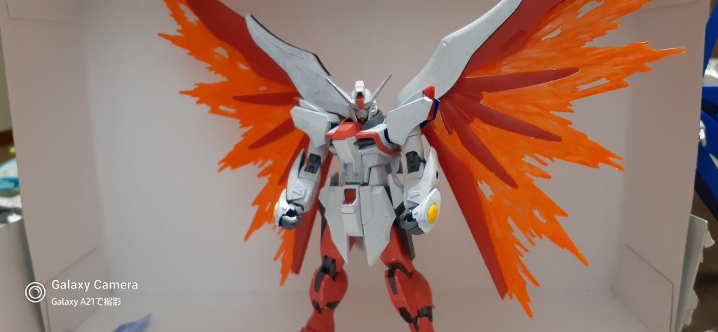 そしてこれがさっきの説明にあった『不死鳥システム』です。展開している間、全ての性能が上がったり、ちょっとした損傷であれば、自動で修復します。(パイロットの生命を、吸って)