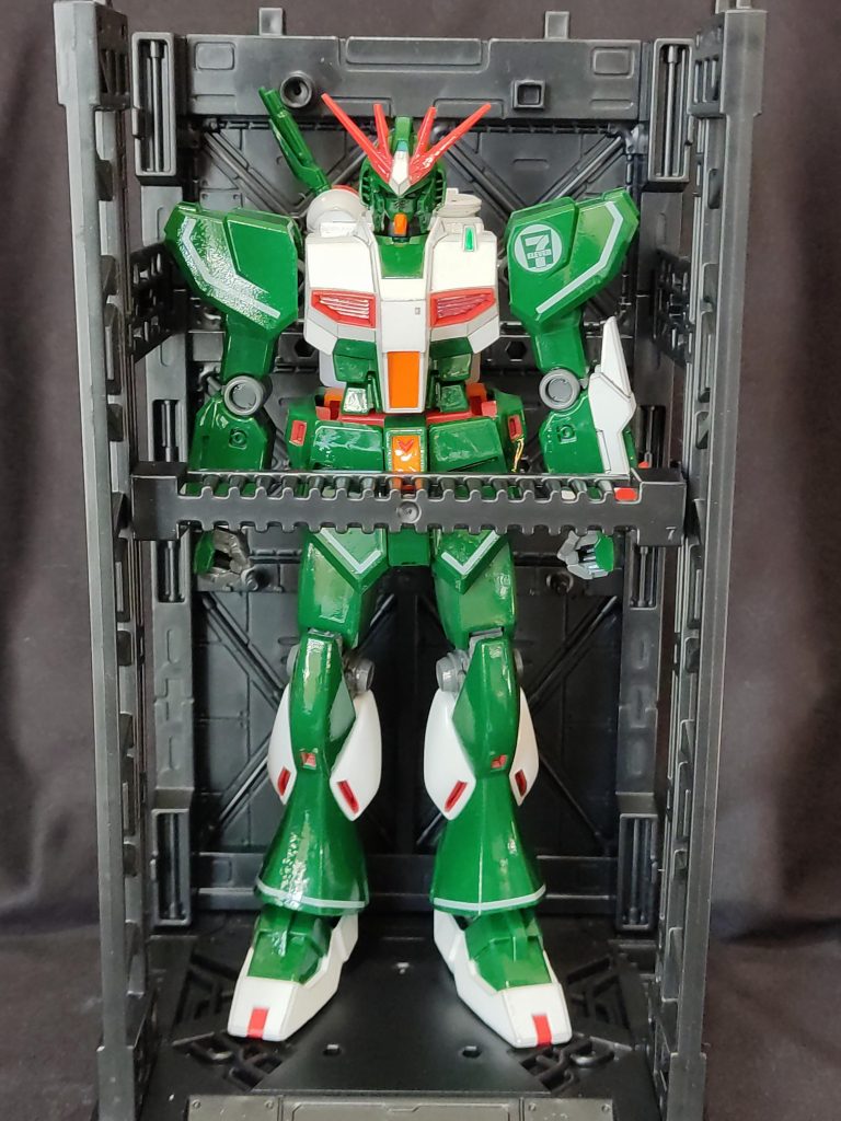 巷で話題の100均ディスプレイベースで。幅の問題でシールドは持てません。