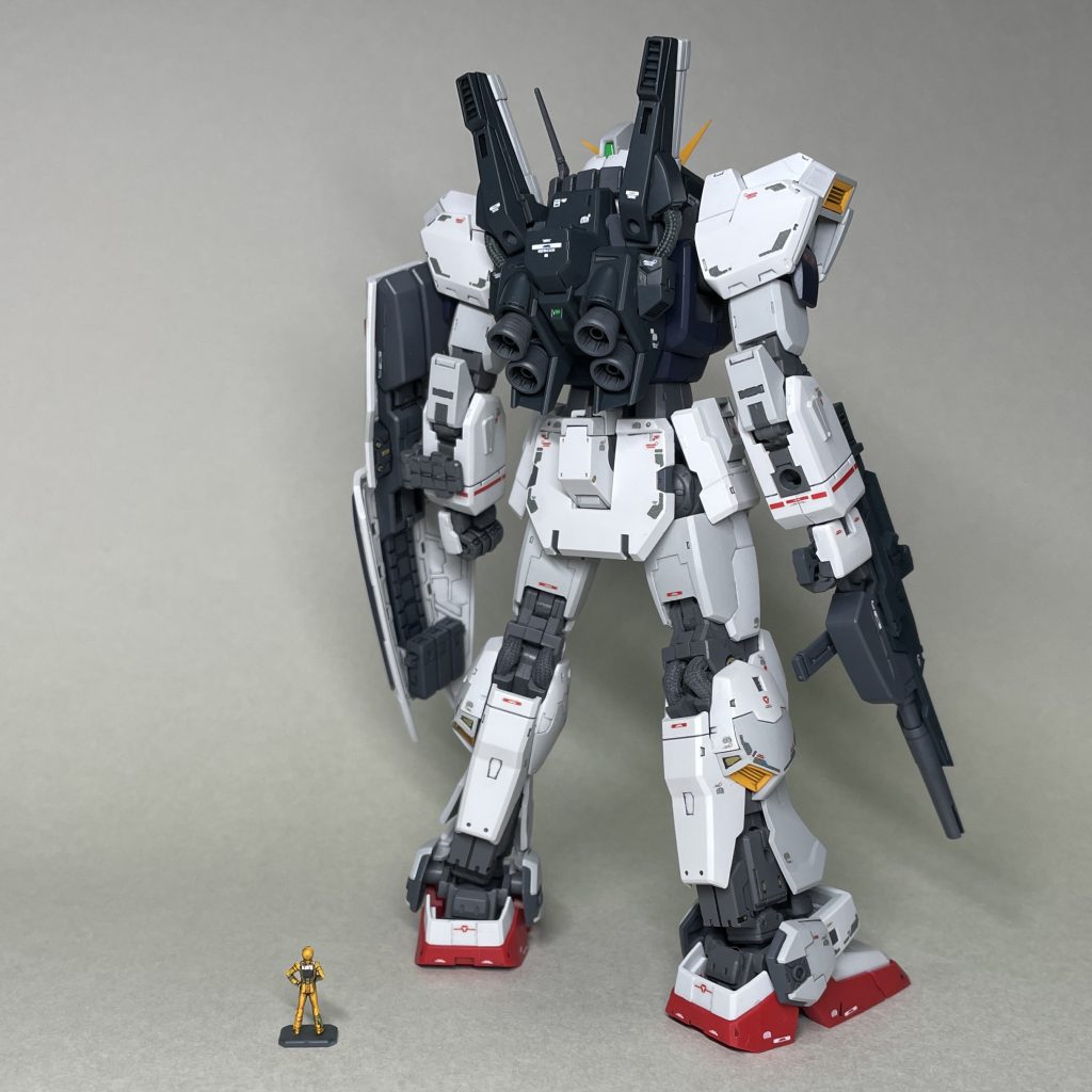 うしろ　ランナーにパーツがついた状態で本体色をエアブラシ塗装、スミ流しを行い、パーツを切り離してから余分な塗料をふき取ることが多かった気がします。　ランナーについたままパーツを仕上げることにこだわらず、作業しやすい大きさのブロックに組んでから細部を筆塗りしていました。　メタリック色のシールの指示のある箇所は、塗装で塗り分けました。