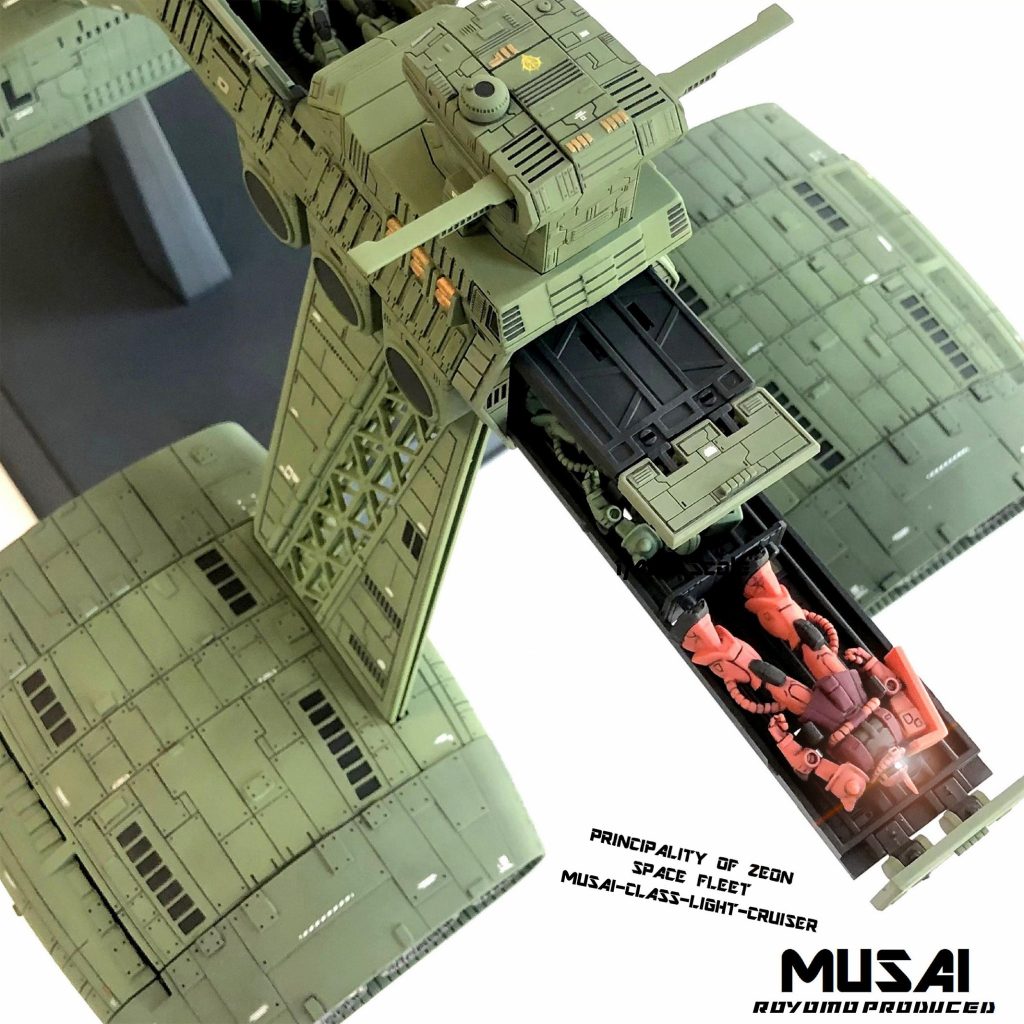 ブリッジ後部には、3体のMSが格納できます。