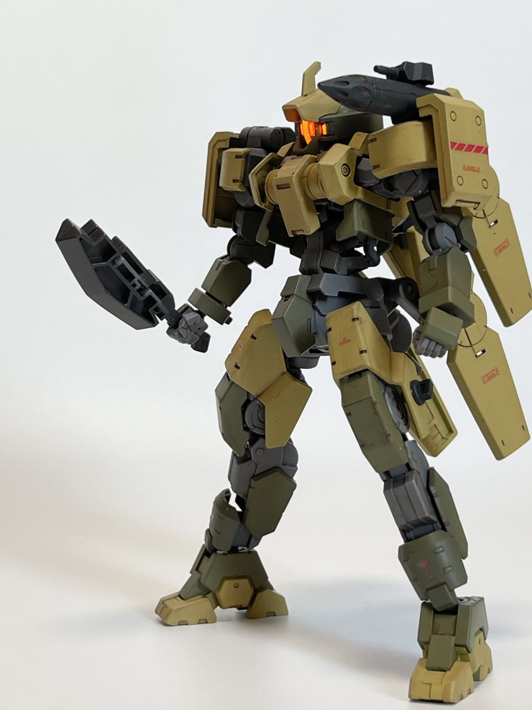 折りたたみ式シールドアックスは左足に開口して差し込んだマウントにカッチリはまるようになってます。腕につけるとライフルと干渉するので…30MMのパーツなんですがこのためにあるんじゃないかってくらいシンデレラフィットです