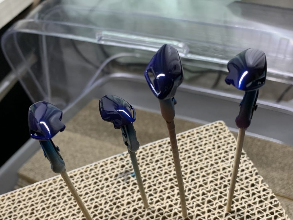 最後まで悩んだのが福岡立像のように青く塗るか原作の黒に塗るかでした。そこで、青キャンディ塗装の仕上げに黒クリアを吹いてみたところ、暗いと黒、明るいと青に見えるようになり満足しています。