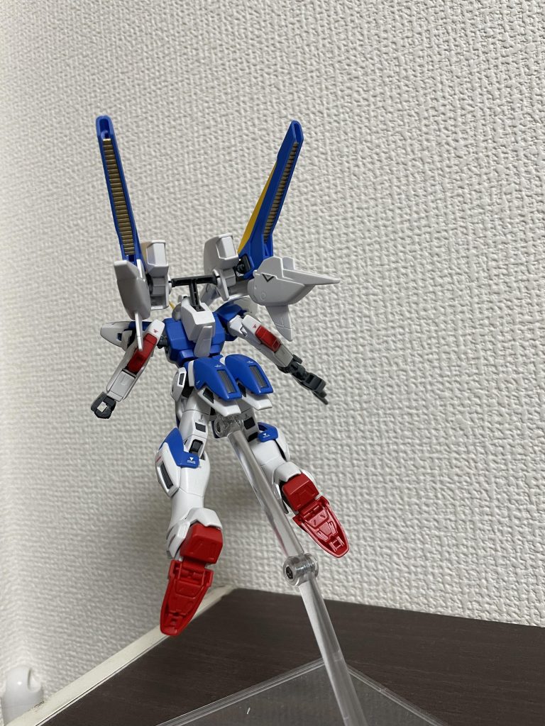 今日気づいたのですが…バスターのキャノンとかの本体のユニットの合わせ目を消したせいで分解する必要のあるジョイントがはめ殺しになってしまいミノフスキードライブ換装できるように頑張ったのにV2に戻せなくなりました!(笑)部分塗装のゴールドは上手くできたと思ってます。