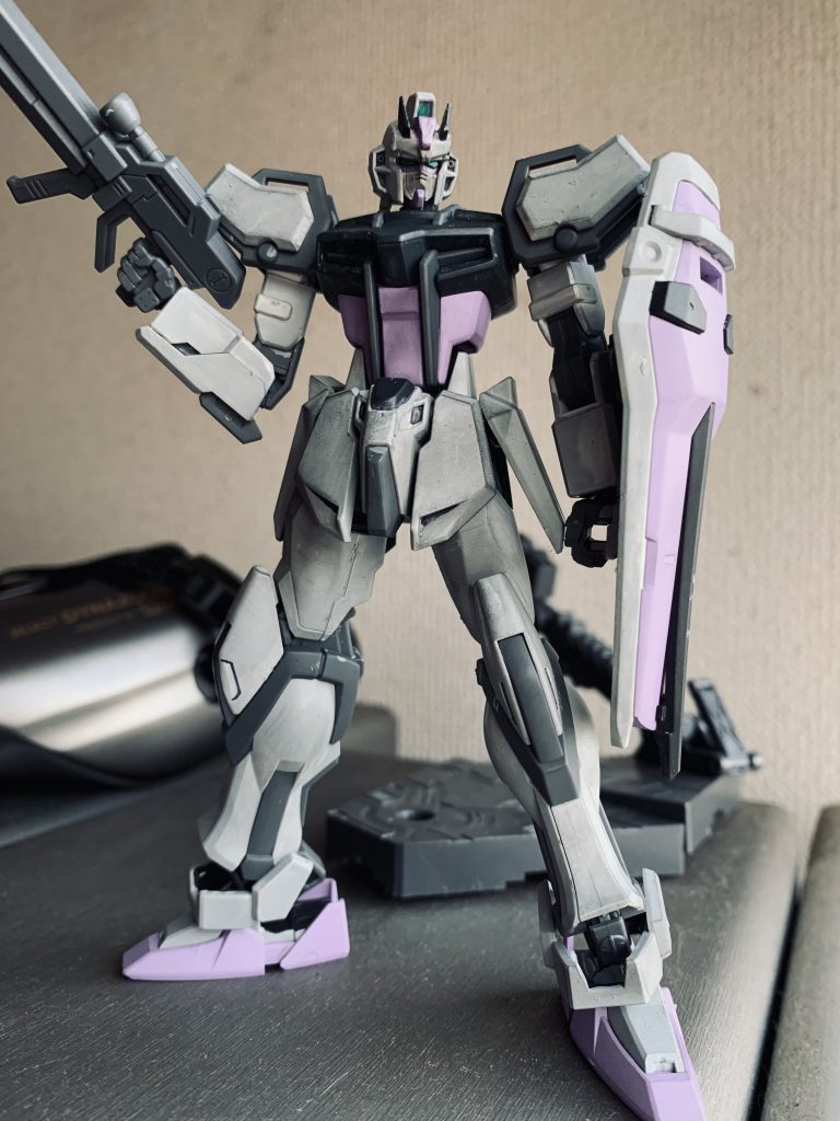 組んでは分解を繰り返していたらアンテナ折っちゃったのでもう片方も切ってそれっぽく。105ダガーの試作用機という脳内設定で乗り切る。色がなかなか決まらず三回ぐらい塗り直したのに結局ディアクティブそっくりになってしまった。これ以上やり直しする気力が湧かなかったのでつや消し吹いて完成としました。 