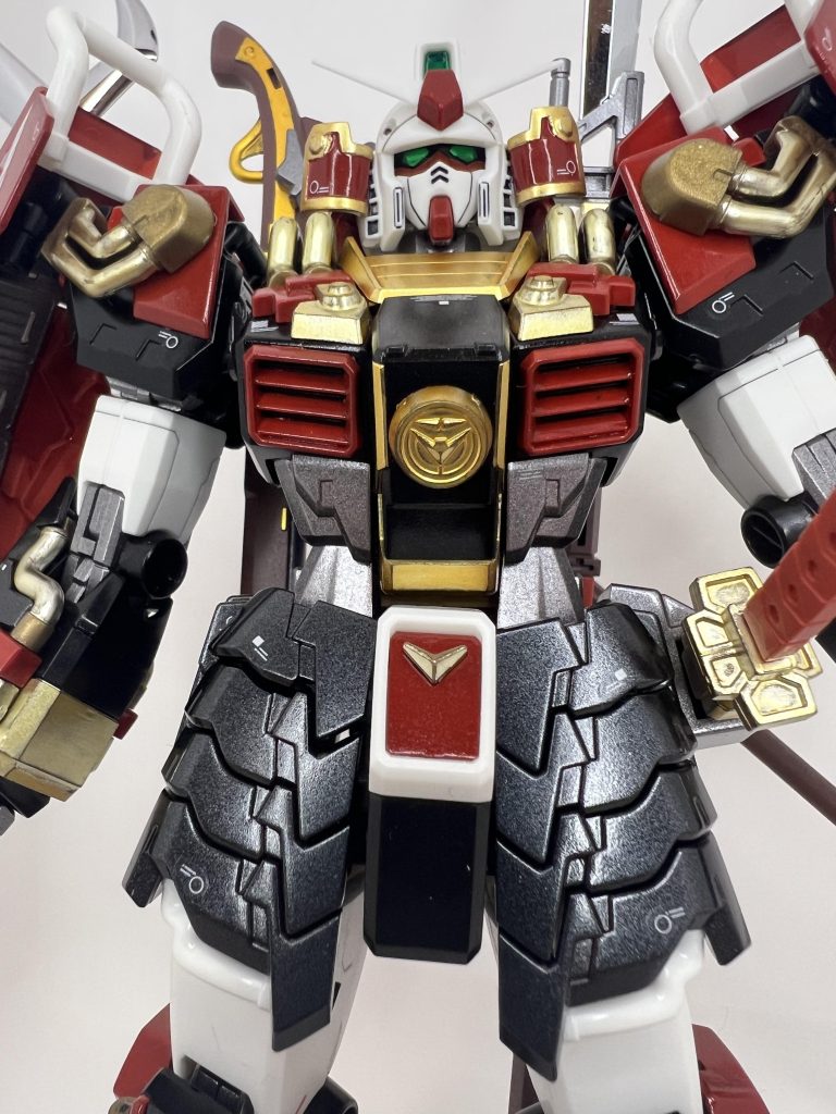 ゴールドはちょうど新しく発売されたガンダムマーカーのホワイトゴールドとイエローゴールドを使用、いい色味でラクに塗ることができました。