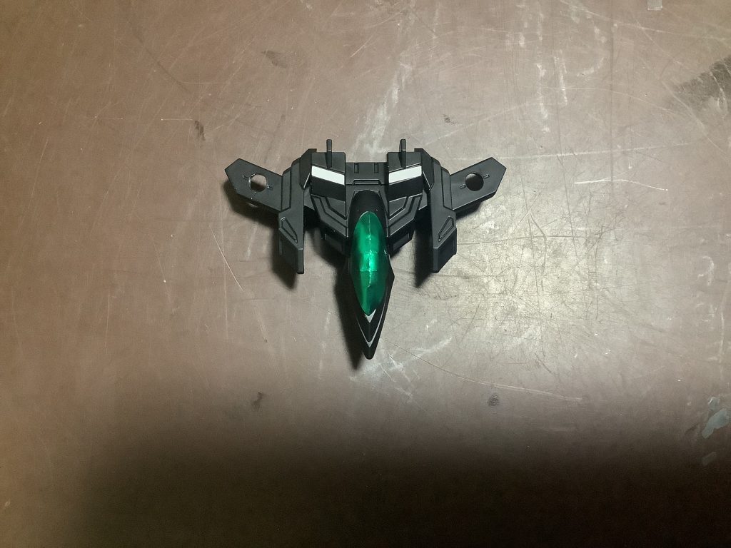 さてさて、コマンドパッケージもこれを組み立てれば終わり!頑張っていきましょー!見ての通りまたシールが貼ってありますねぇ。もう15枚!なんて量だ。でもこれめっちゃかっこいいですね。この後さらに別の物も合体させるんですが、これだけでも戦闘機として使えそうな形してますね。