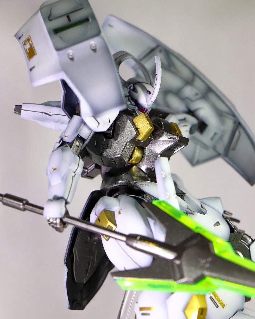 メインカラーを白で刺し色にゴールドでホルダーっぽさを出してます。