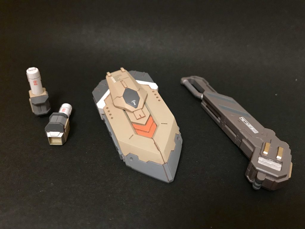 足首に付けたブースター(外さないと見づらかった笑)と武器類です。盾と棍棒という脳筋装備が鉄血っぽい。色やディテールアップで必死に誤魔化したつもりでしたが、けっこうハサミのまんまですね笑