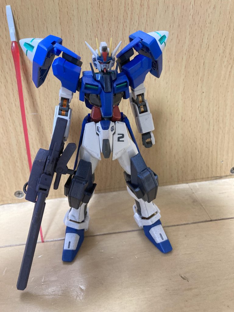 肩パーツを戻しました。ロングライフルはケルディムのを改造しました。足、サイドスカートも変更して全体的に青を塗り直しました。