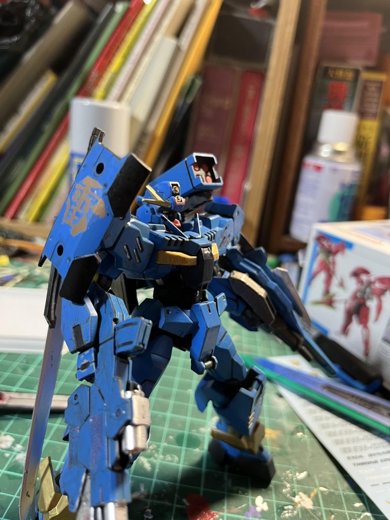 携行型ミサイルランチャー1号機との違いは、実弾だったのに対してこちらはGN粒子を用いた弾頭を使用しているため着弾時GN粒子の効果で対象を内部から破壊できる。使用後は脱着可能できるよう設定してある。