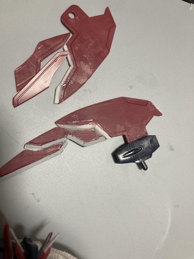 ウイングユニットも小さかったのでプラ材でかなり大型化してます。