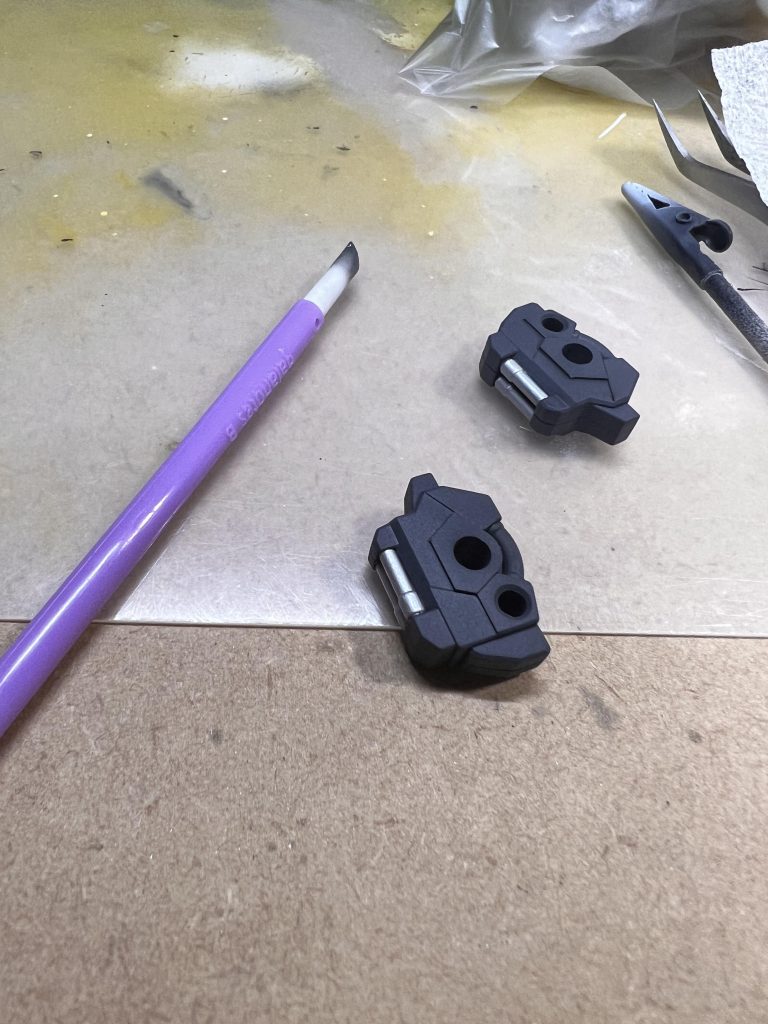 関節のシリンダー部もエナメルのシルバーで部分塗装。はみ出たところはフィニッシュマスターで拭き取り。コレ本当に便利です。