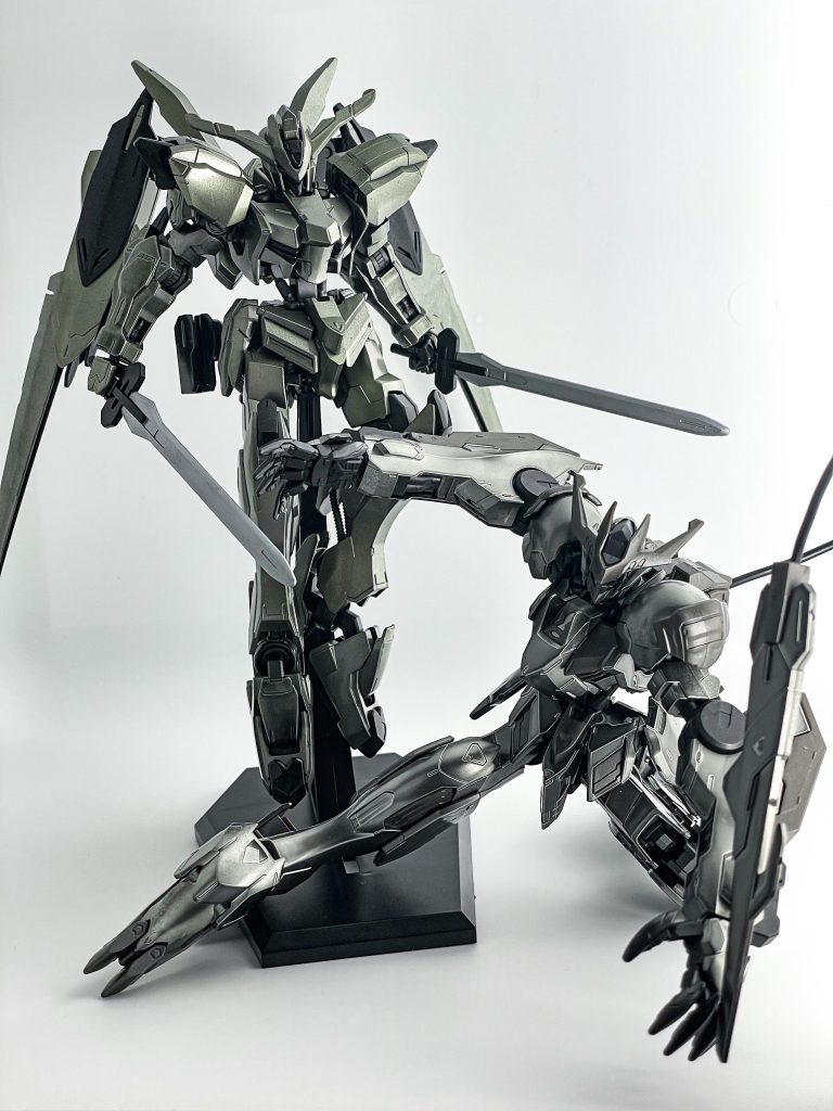 本家アイアンブラッドコーティングのルプスレクスと比較全然違いますねwww光の加減で若干緑が入ってると思い試しながら吹きましたが、そもそもクリアカラーを混ぜた色ではなく、クリアブラックだけを希釈激薄で縁どりだけシルバーを残し、薄く薄く塗るのが正解だったかも？？とはいえ本家にも劣らない金属の重厚感を施す事が出来て満足です！