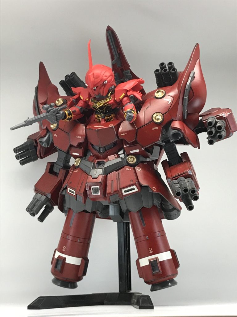 最後に…昔、家族で行ったゲームセンターで獲得したシナンジュを乗せてパシャリ!お?ちょっとリアルネオジオングっぽいぞ😀