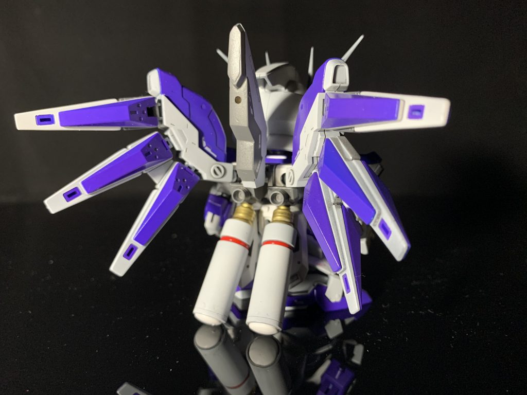 Hiν本体は気を衒わずにストレートに改修してます。合わせ目消しやメタルパーツの付与など。あとはHWS用の穴あけなど。背部プロペラントタンクは素の形状が好みではなかったので、プラ棒を用いて形状変更しています。