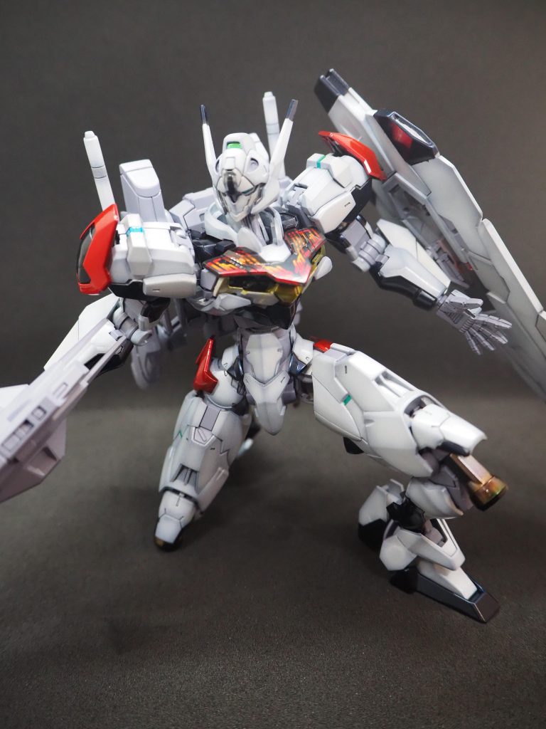 ルブリスの頭部アンテナから着想を得て、某警察ロボットのような配色にしてみました。基本色はグレー寄りの白でグラデ&パール塗装して、パトランプのイメージを赤のキャンディ塗装で表現してみました。膝立ちポーズが映えます。