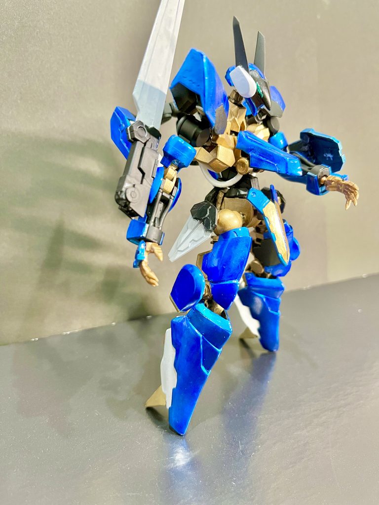 最も時間と労力を費やしたのが、脚(膝下)。ジェフティ特有のフォルムをプラ板とパテで再現しましたが、ちょっと太めになりました。うむ。逞しくてよろしい。ランディングギアは厳しい出来ですが、なんとか自立します。