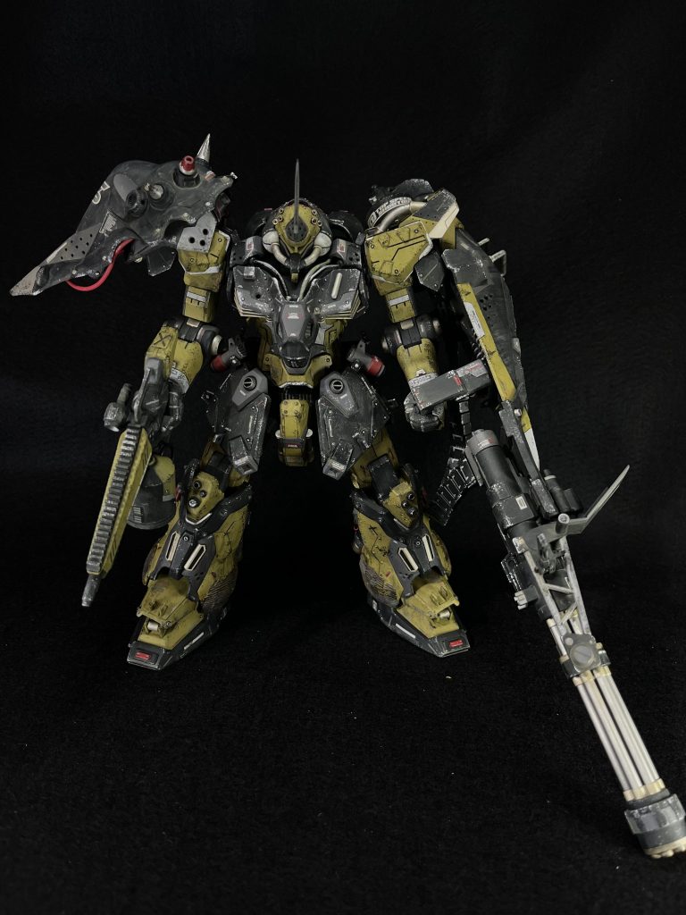 ミリタリーとして意識したもの①他からミリタリー成分を持ってくる。です。ミリタリーっぽい機体としてすぐに浮かんだのが4体ほどで、グフカス…シールドガトリングヘビーアームズ…肩の筋彫りケンプファー…全身の穴開け、頭部ディテール陸ジム…膝のボコっとしたやつなんかで要素を取り入れて、もともとミリタリー感の強い機体ですが、よりミリタリーになるよう意識しました。