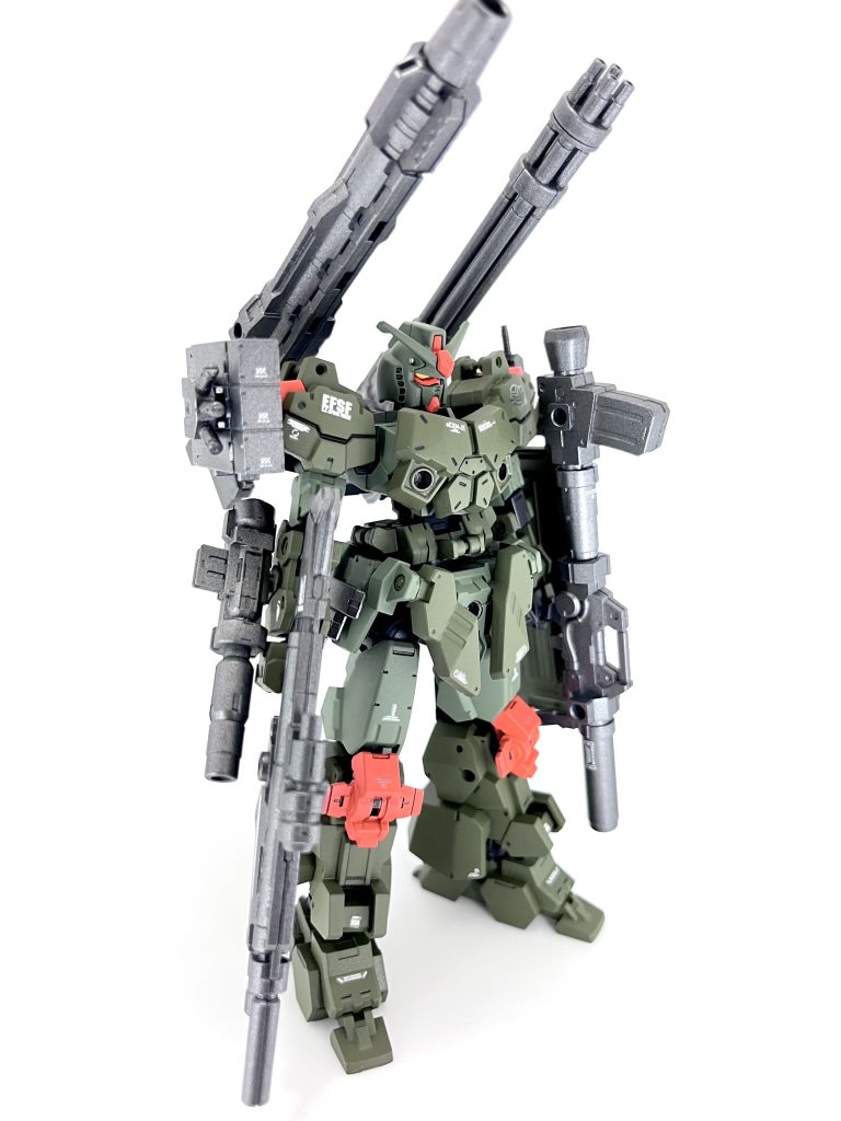 コマンドガンダムをリアル等身にしてアレンジを加えて・・・感じにしました。カラーリングの参考はまんまコマンドガンダム。