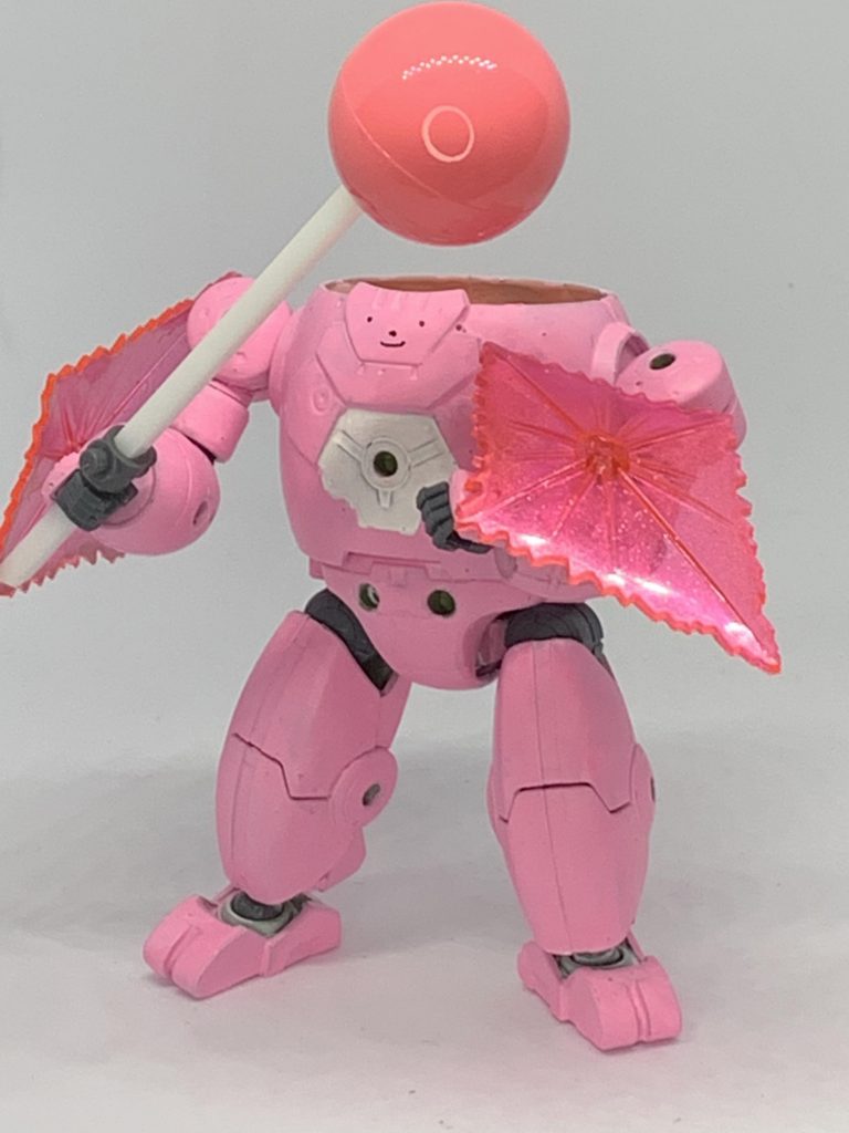 ビームシールドはBB戦士デスティニーから。ツインメイスはBB戦士バルバトスルプスDXから。ビームシールド裏はホロマーカーのトランザムレッドで塗装してます。ホロマーカー綺麗ですね。近接武器「あめ」は3mm棒にヘアゴムのポンポン？みたいなのを接着して作ったものです。鍔がわりにポリキャップ噛ませてたりお手軽工作です。