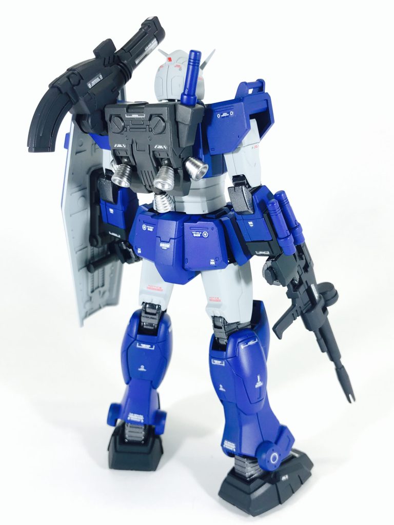 左手には全機共通のガンダムシールド、右手にはビームライフルを装備させシルエットをノーマルガンダムに寄せてみましたが如何でしょう？