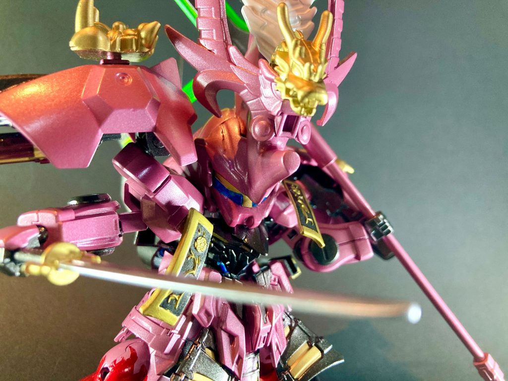 【鬼武蔵ディランザ】父祖の代より信長ガンダムエピオンに仕える家老・森一族の御曹司。諱は長可(ながよし)。若武者ながら剛勇無双の武威を誇り、その鬼気迫る戦いぶりと受領名の武蔵守を取って「鬼武蔵」の異名で恐れられる。殺傷力の高い長柄の十文字槍