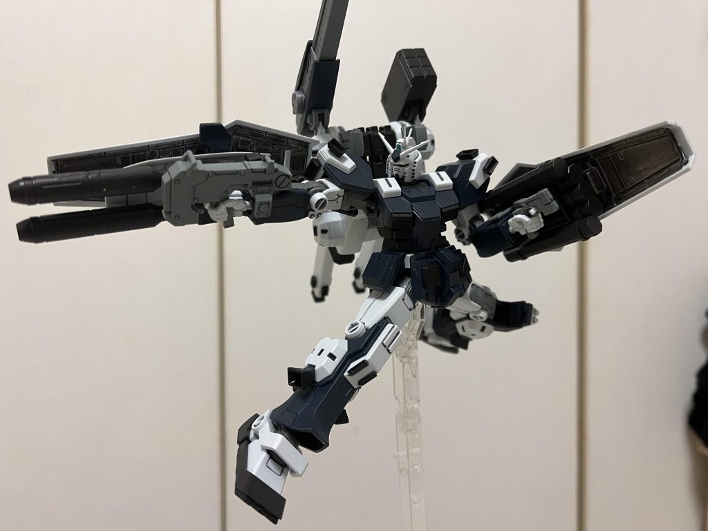 身体を捻って右後方へ!今更ですが、シールド裏はガンマカのガンメタです。