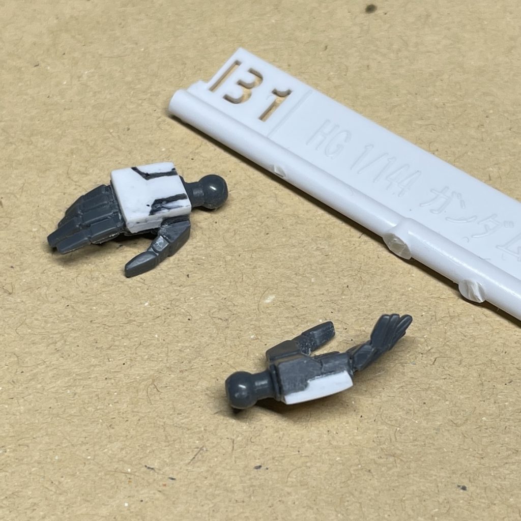 平手の製作 1月のミラソウル社製ブースターの発売までモチベーションがもたないので、 30MM の平手にエアリアルのランナータグを加工したものを貼り付けて整形しました。