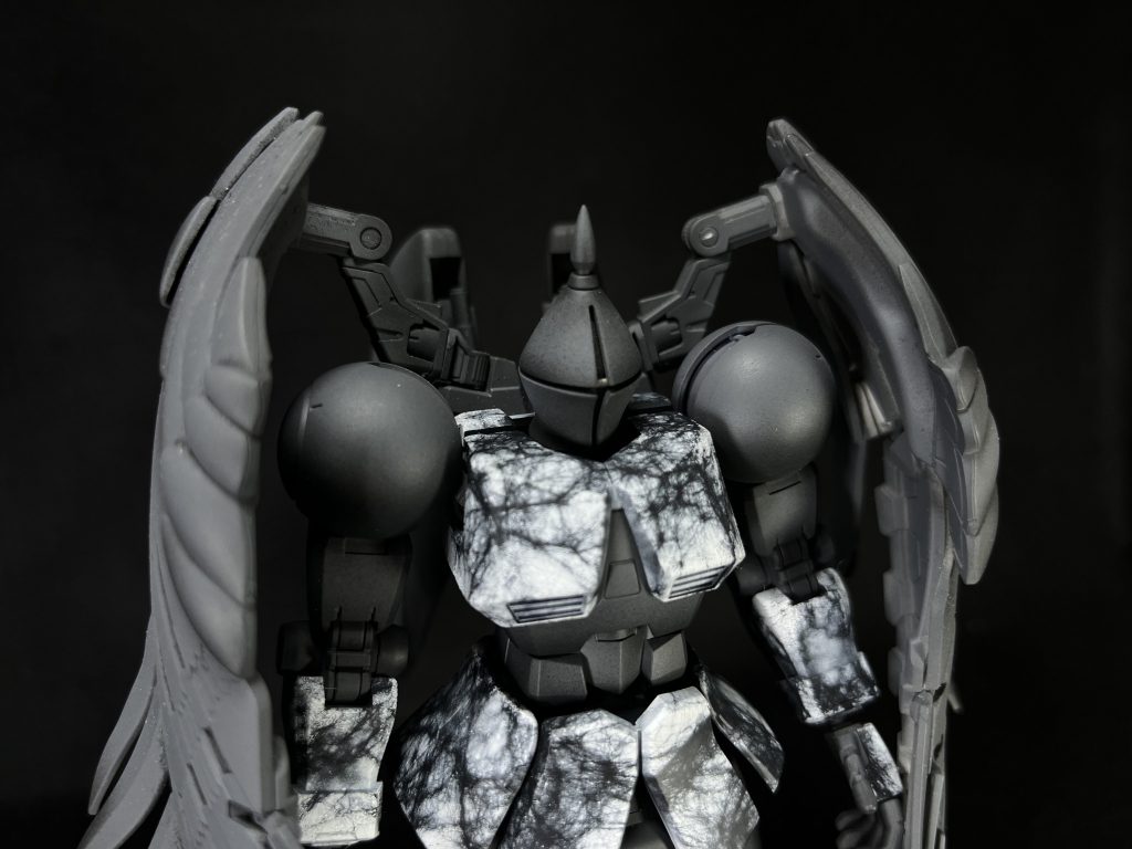 石の表現① 大理石塗装石像ってことなんで石の表現を身につけようと挑戦してみました。Lv１００なんでフツーの石じゃなく当然大理石になってるはずですよね。ベースに灰サフ20％黒サフ80％を混ぜたものを使用し、ウェットティッシュでマスキングした上に白サフを吹きました。