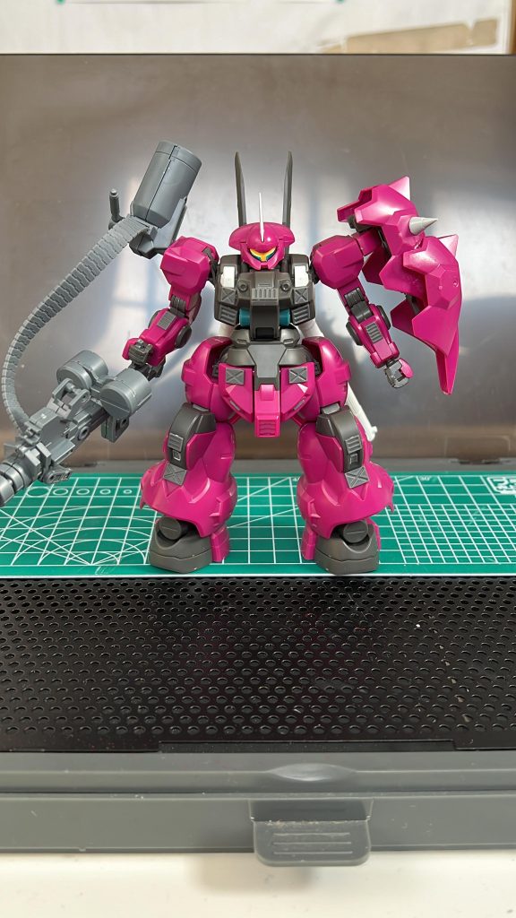 ディテールアップパーツを貼り付け。ガトリング用のドラムを肩に付けるのでシールドが余った為、2枚重ねにしてボリュームアップ