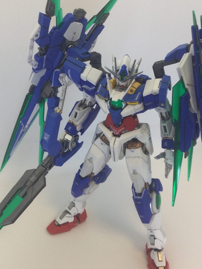 今回製作するにあたり、外装は成形色で、フレームはシルバー系で塗装しました。