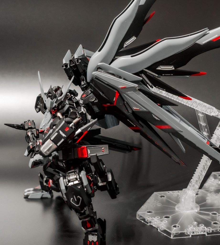 バルバスと居合、、、似合わないわけがないです。武装はデスティニーのものを、アームを介して脚にマウントさせています。