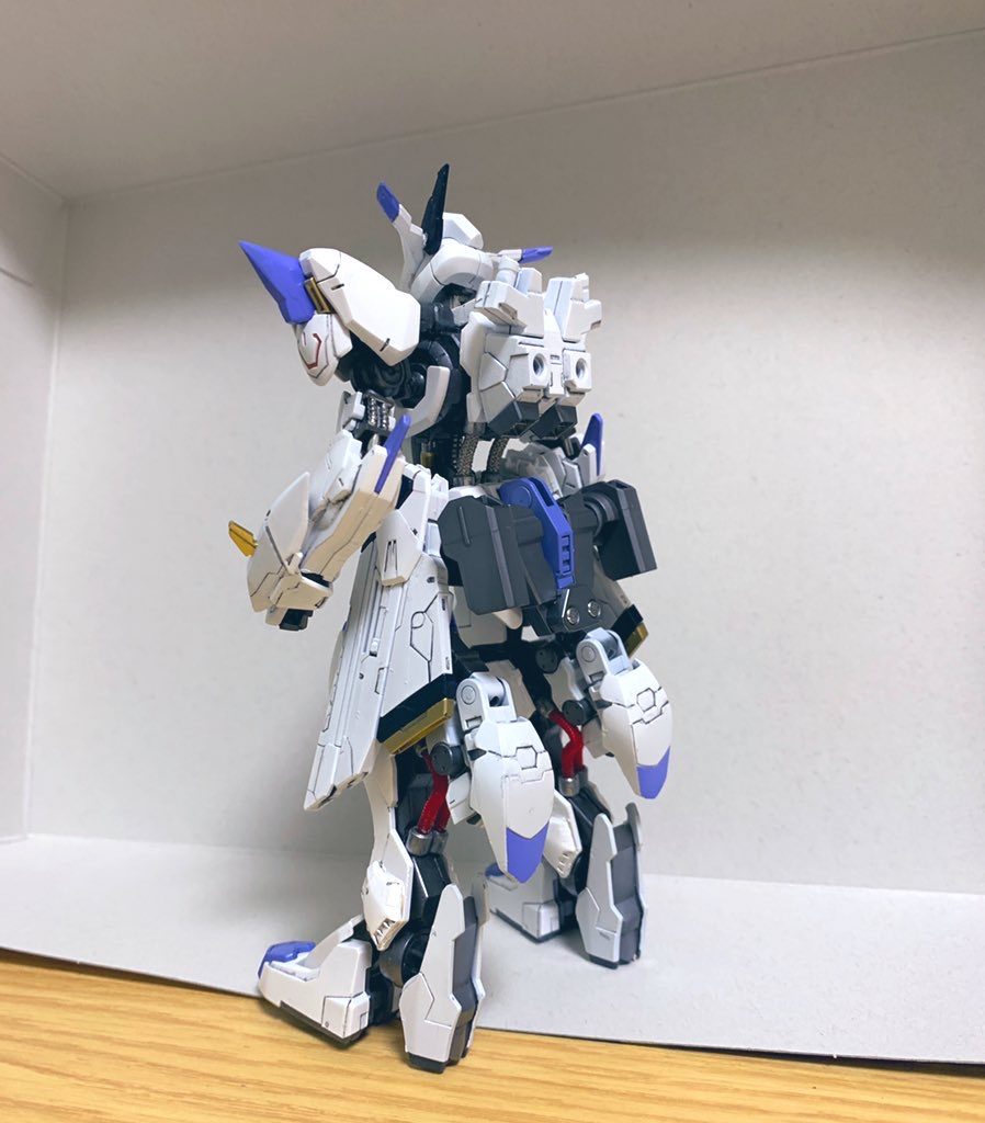 塗装後。HGバエルは足裏やカカト、ふくらはぎ装甲の塗り分けが出来ていないので注意ですね