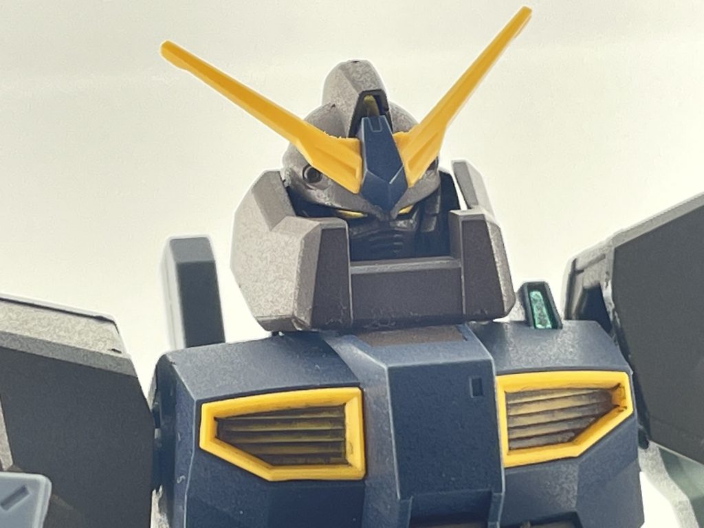 ヘッドパーツ、ボディ辺りにガンダムマーカーレッドブラウンカメラはガンダムマーカーイエローゴールド