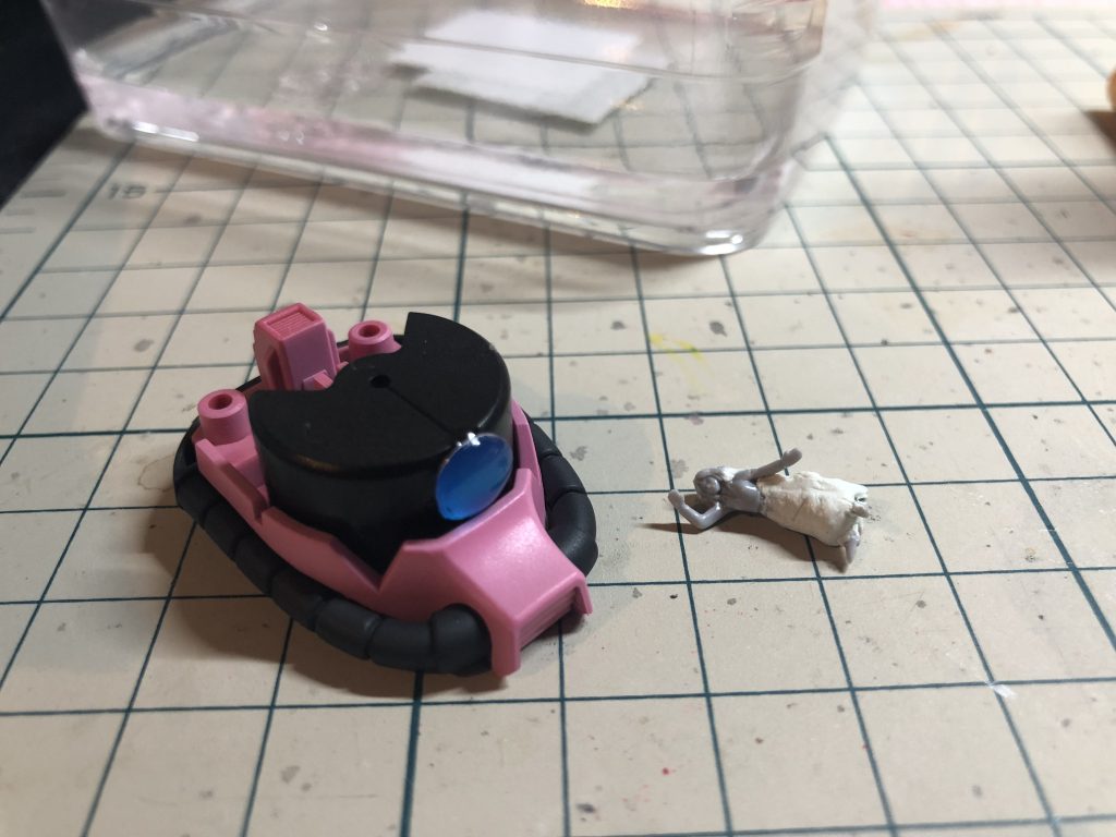 モノアイはレジンで自作して蛍光ブルーで光るようにしています。