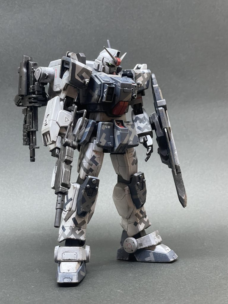 武器は多い方が良い!!腕ちぎって武器にするのはちょっと、、という事で、、コンテライフル、サブマシンガンにライフルを、プラス(後で知ったのですが、HGUCはライフル付いていたんですね。。。_| ̄|○)