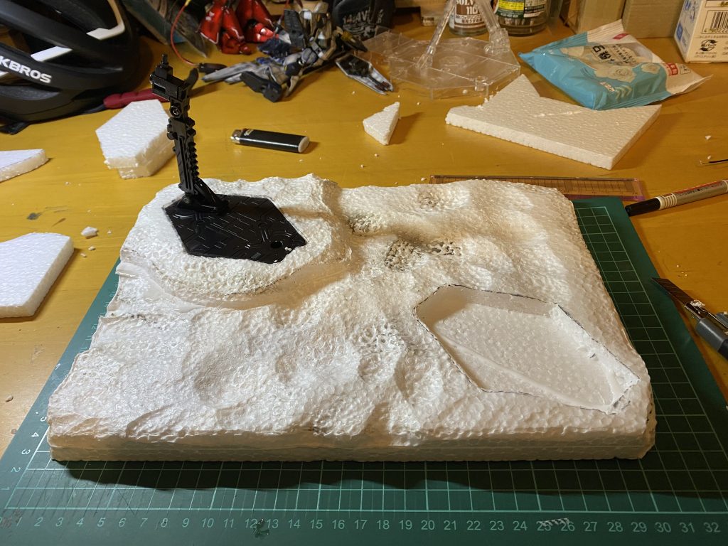 100均の発泡スチロールでアクションベースを埋め込んで、ライターで軽く炙ってボコボコ感を出しました！